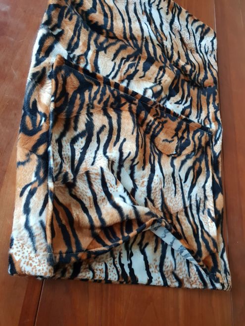 Copertina in pellicciotta leopardata (tessuto doppio) con tasca L73x47cm