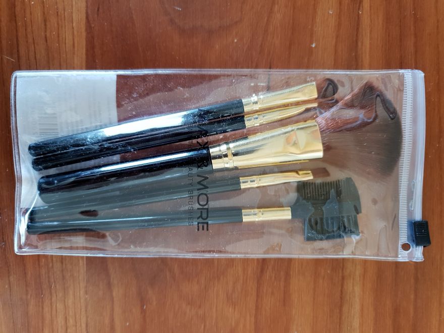 Kit pennelli con pettinino Kit pennelli con pettinino